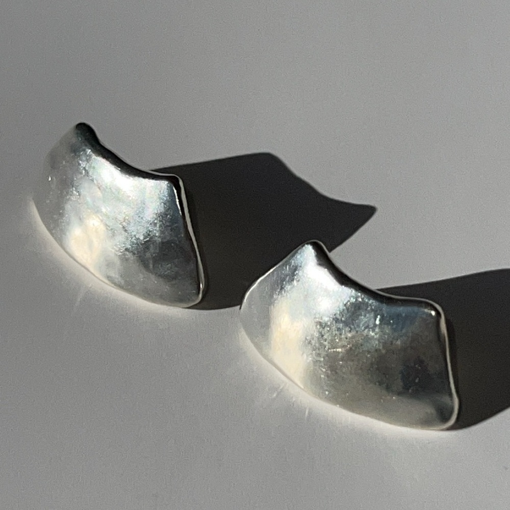 Beautiful HAMMERED SILVER Earrings, Pierced & Unsigned‎